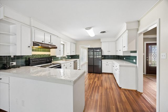 523 E O'bryant Street, Bellville, TX 77418