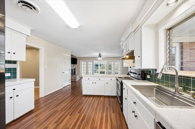 523 E O'bryant Street, Bellville, TX 77418