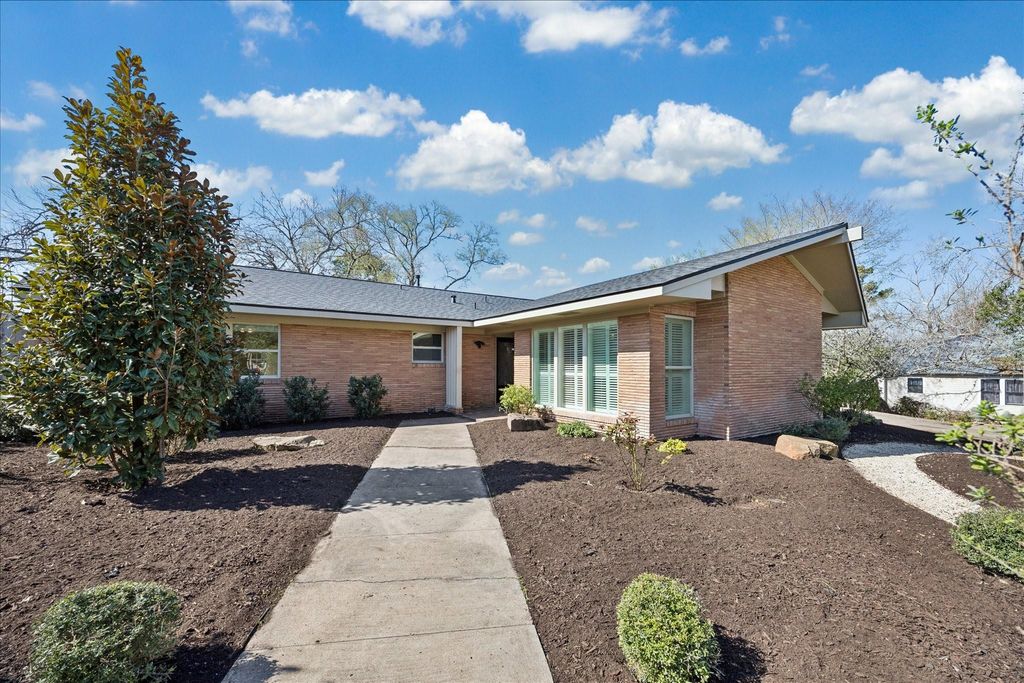 523 E O'bryant Street, Bellville, TX 77418