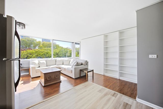 6301 N Sheridan Road 4H, Chicago, IL 60660