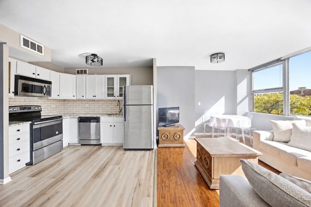 6301 N Sheridan Road 4H, Chicago, IL 60660