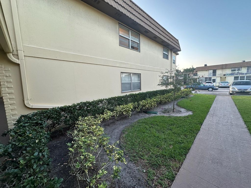 Image 10 of property listing at 155 Saxony D, Delray Beach, FL 33446