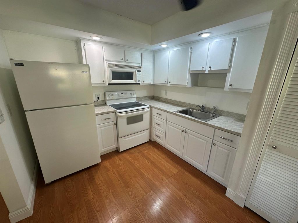 Image 14 of property listing at 155 Saxony D, Delray Beach, FL 33446