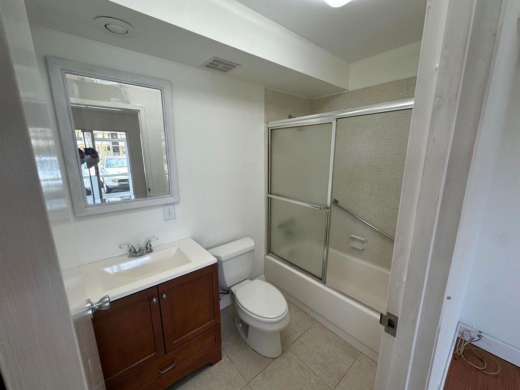 Image 4 of property listing at 155 Saxony D, Delray Beach, FL 33446