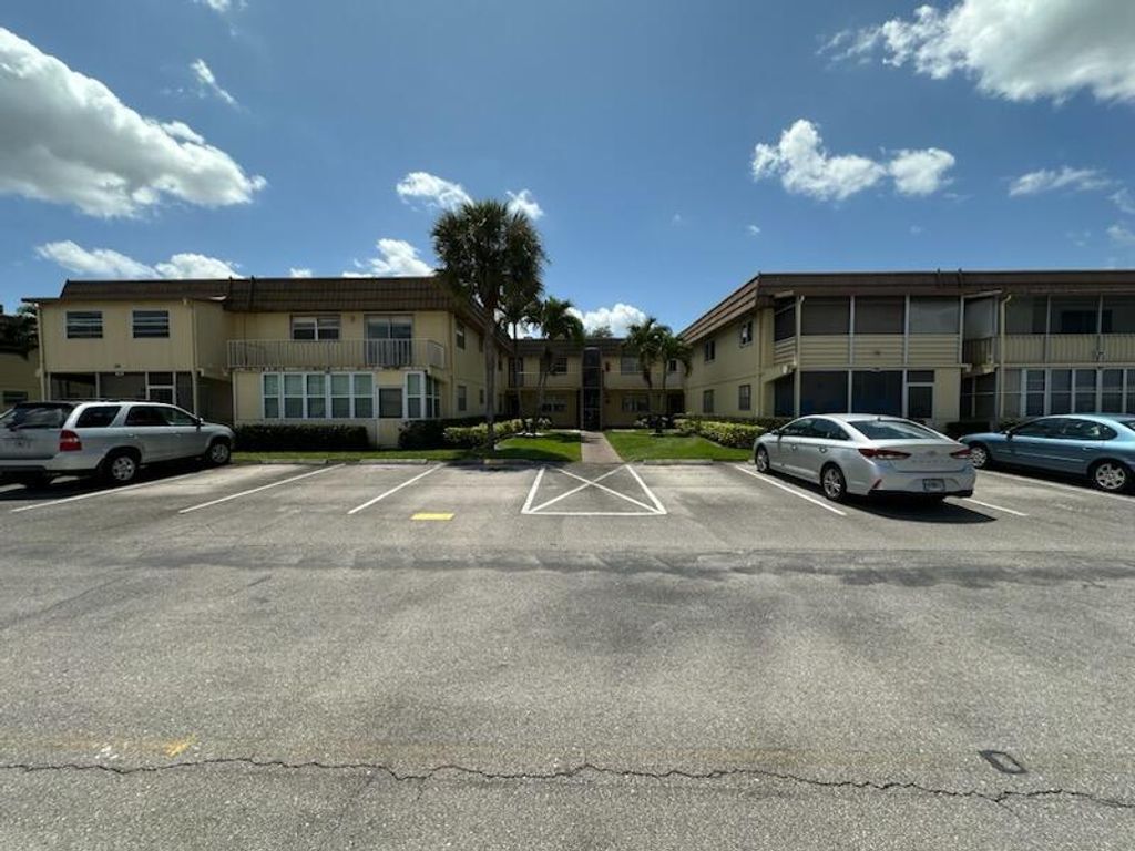 Image 7 of property listing at 155 Saxony D, Delray Beach, FL 33446
