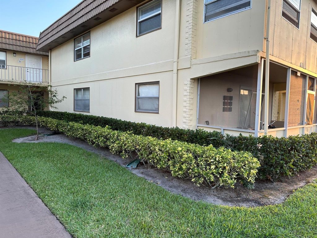 Image 9 of property listing at 155 Saxony D, Delray Beach, FL 33446