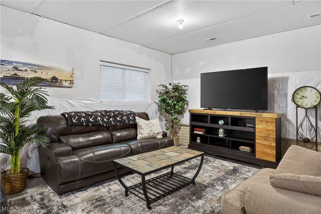 7802 Hunting Lake Drive, Painesville, OH 44077