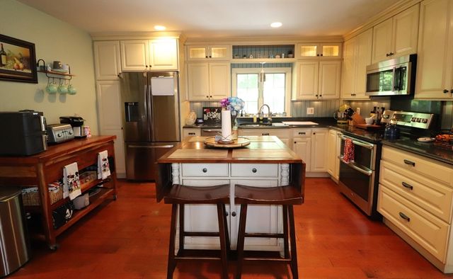 26 Robin Ln, Somerset, MA 02726