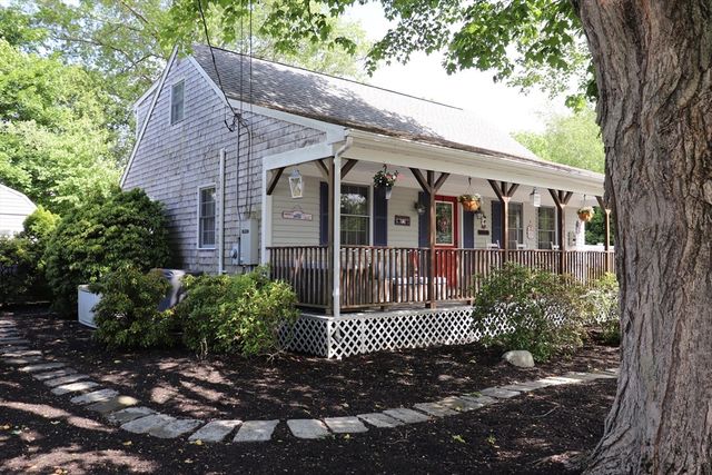 26 Robin Ln, Somerset, MA 02726