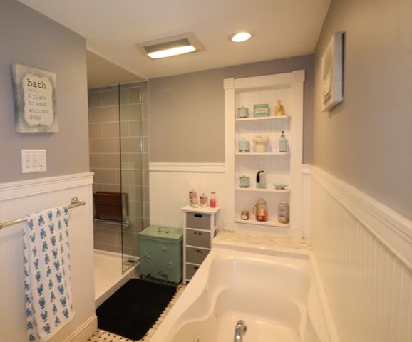 26 Robin Ln, Somerset, MA 02726