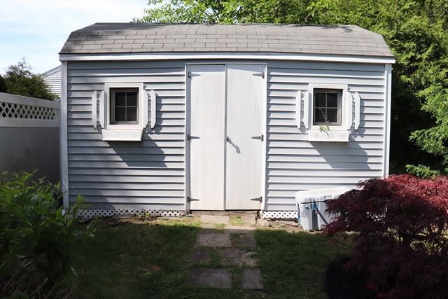 26 Robin Ln, Somerset, MA 02726