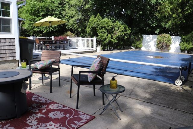 26 Robin Ln, Somerset, MA 02726