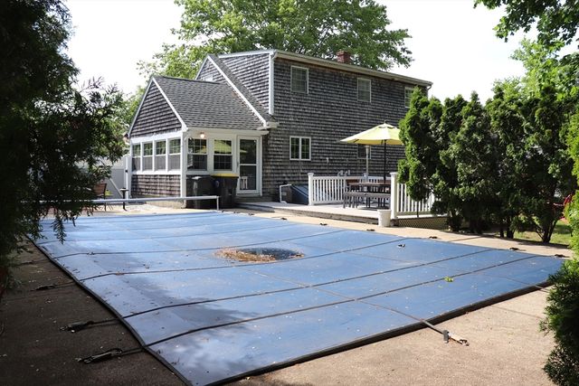 26 Robin Ln, Somerset, MA 02726