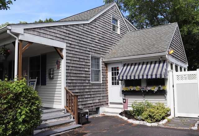 26 Robin Ln, Somerset, MA 02726