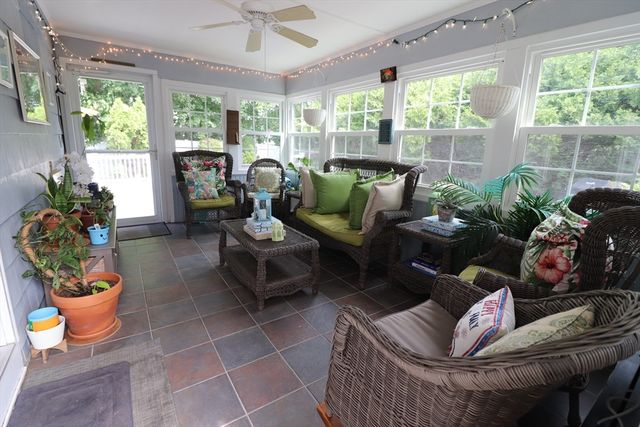 26 Robin Ln, Somerset, MA 02726