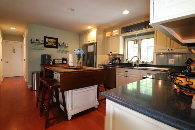 26 Robin Ln, Somerset, MA 02726