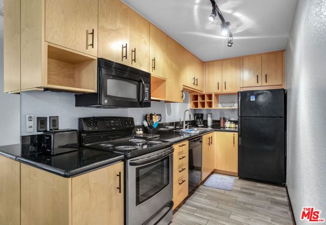 751 N Los Felices Circle 212, Palm Springs, CA 92262