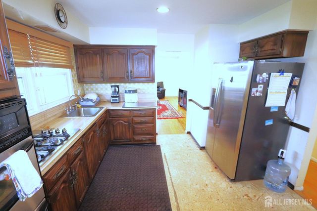 89 Oak Lane, Edison, NJ 08817