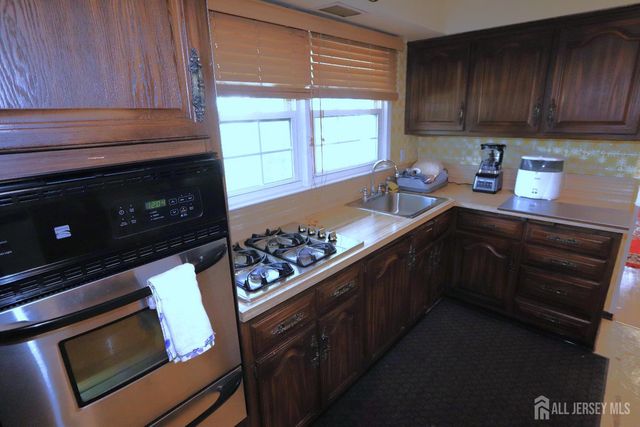 89 Oak Lane, Edison, NJ 08817