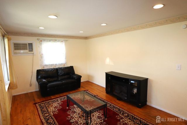 89 Oak Lane, Edison, NJ 08817