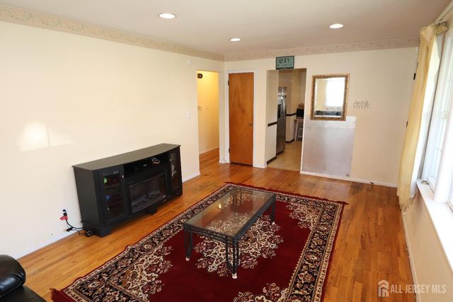 89 Oak Lane, Edison, NJ 08817