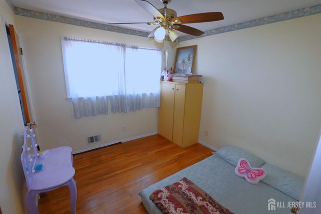 89 Oak Lane, Edison, NJ 08817