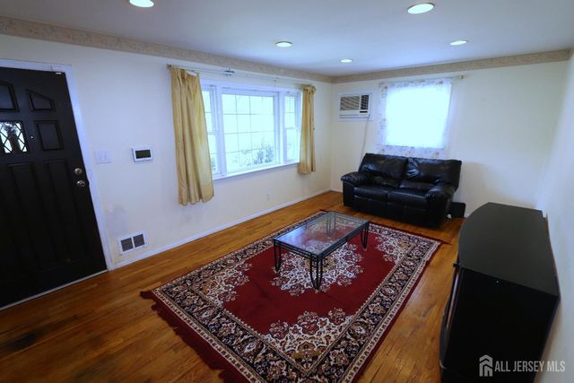 89 Oak Lane, Edison, NJ 08817