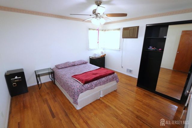 89 Oak Lane, Edison, NJ 08817