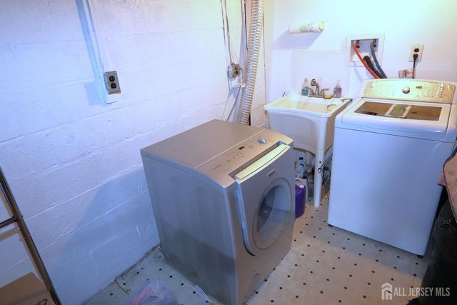 89 Oak Lane, Edison, NJ 08817