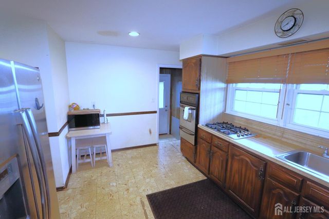 89 Oak Lane, Edison, NJ 08817