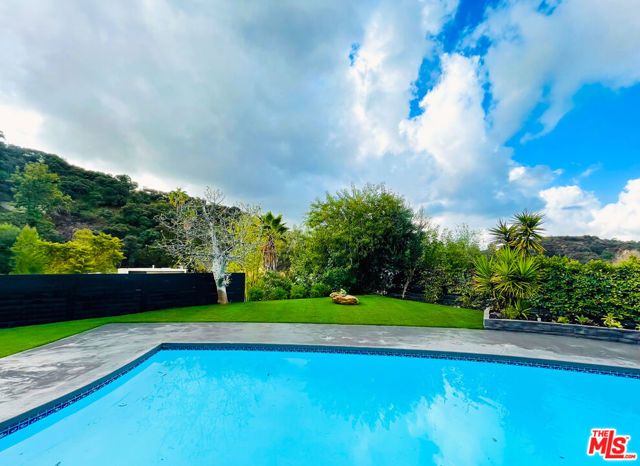 4327 Cezanne Avenue, Woodland Hills (los Angeles), CA 91364