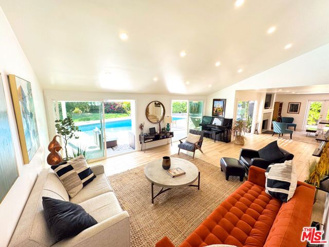 4327 Cezanne Avenue, Woodland Hills (los Angeles), CA 91364