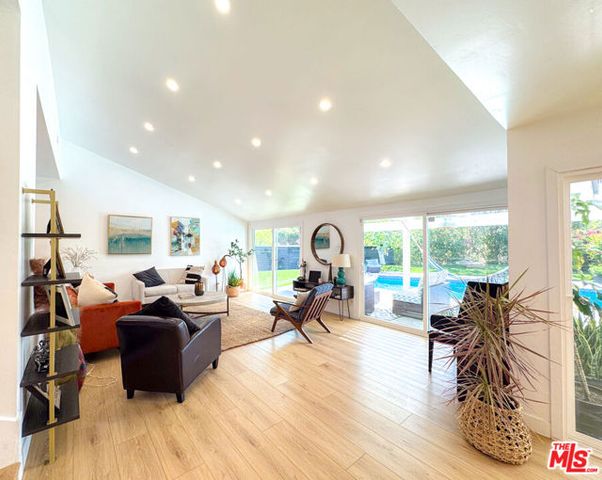4327 Cezanne Avenue, Woodland Hills (los Angeles), CA 91364