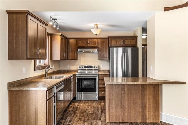 3316 Sanford Lane, Eau Claire, WI 54703