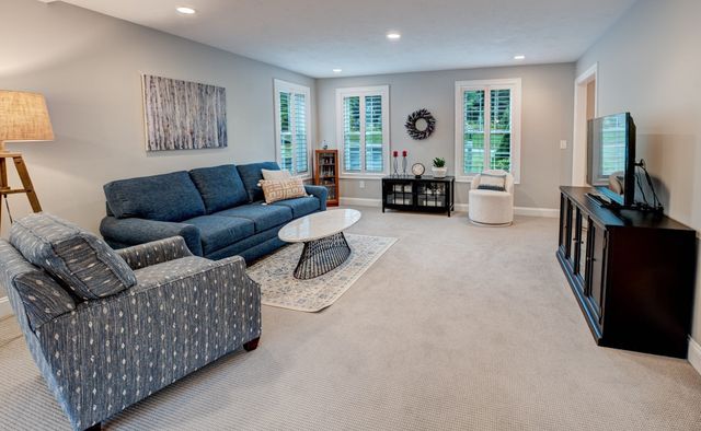 5 Mcintosh Ln, Littleton, MA 01460