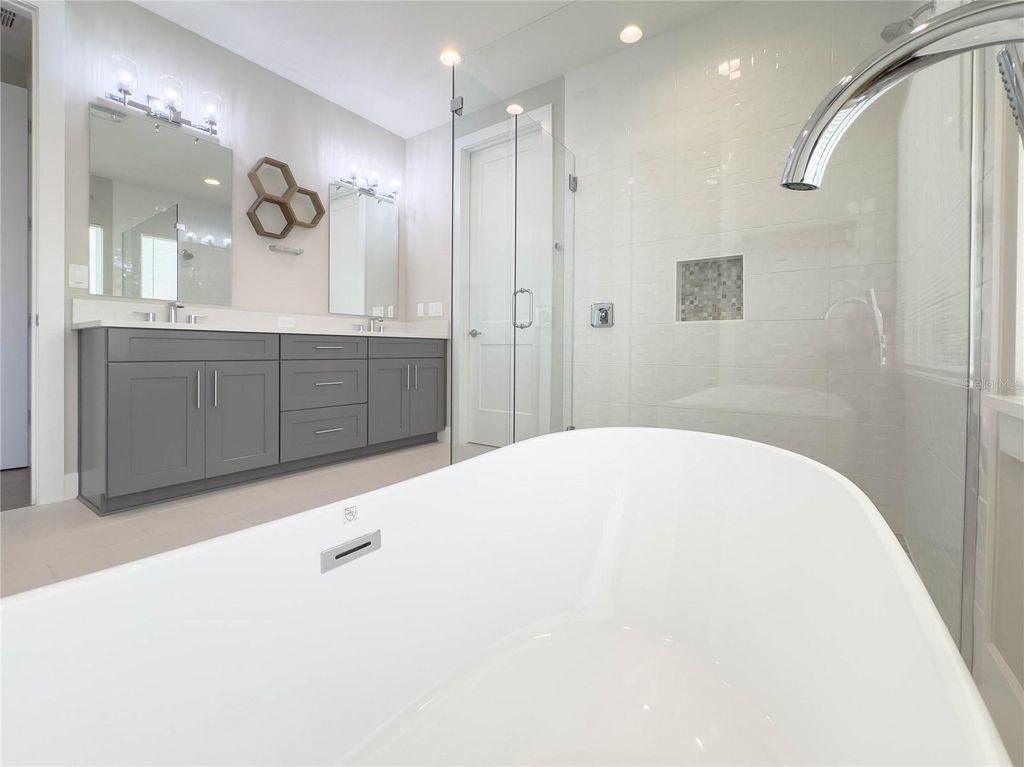 Image 32 of property listing at 16210 RAVENNA COURT, Montverde, FL 34756