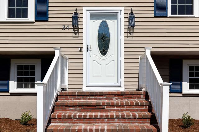 34 Surrey Dr, Plymouth, MA 02360