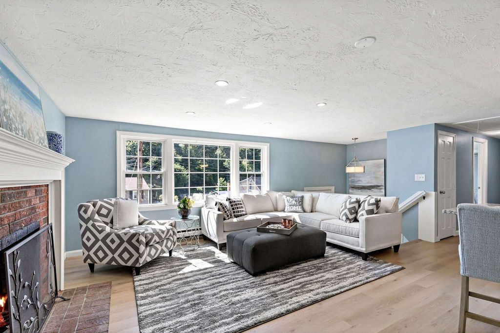 34 Surrey Dr, Plymouth, MA 02360