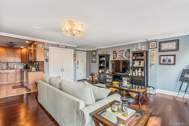 7-15 162nd Street 4B, Beechhurst, NY 11357