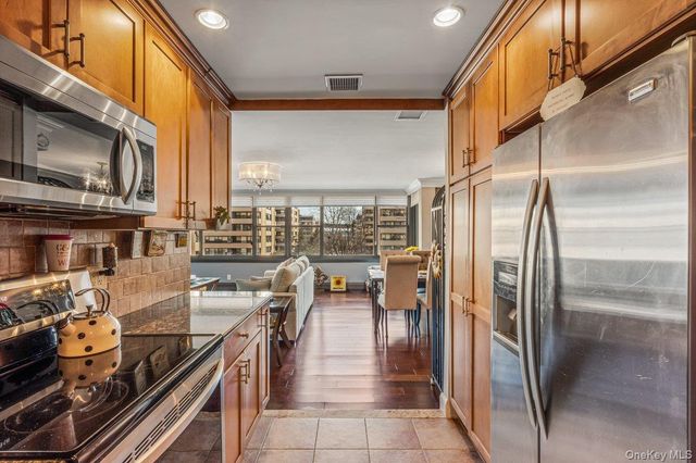 7-15 162nd Street 4B, Beechhurst, NY 11357