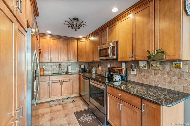 7-15 162nd Street 4B, Beechhurst, NY 11357