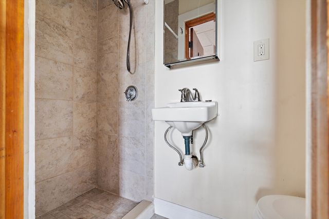 4 Sutherland St 4-1, Lowell, MA 01850