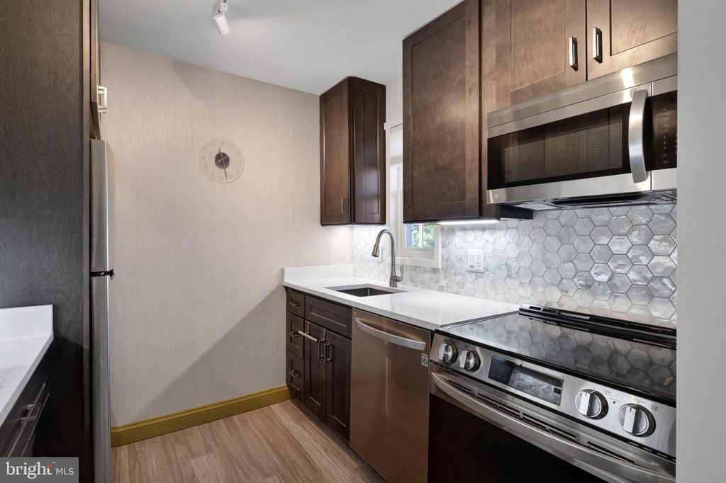 Image 2 of property listing at 1630 W ABINGDON DR #202, Alexandria, VA 22314