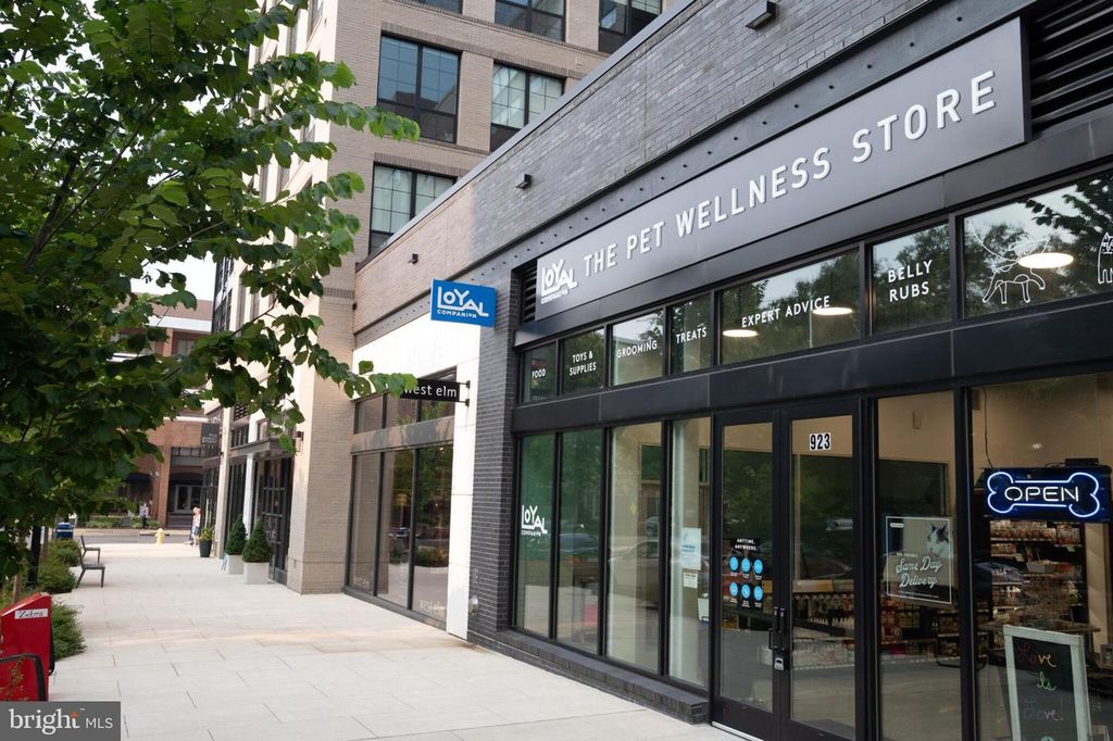 Image 50 of property listing at 1630 W ABINGDON DR #202, Alexandria, VA 22314