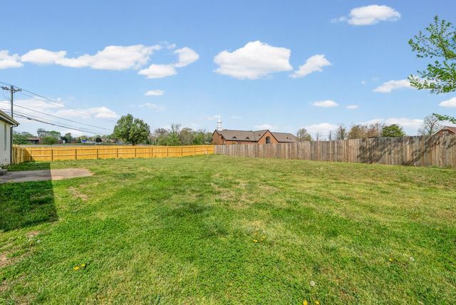 341 Cunningham Ln, Clarksville, TN 37042