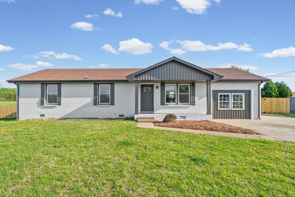 341 Cunningham Ln, Clarksville, TN 37042
