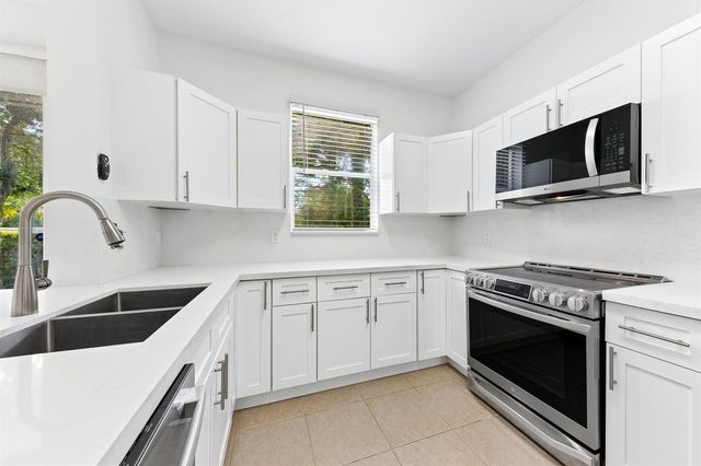 402 SEMINOLE PALMS Drive 402, Lake Worth, FL 33463