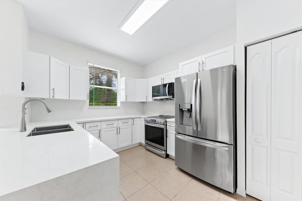 402 SEMINOLE PALMS Drive 402, Lake Worth, FL 33463