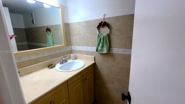 1900 W 68th St D207, Hialeah, FL 33014
