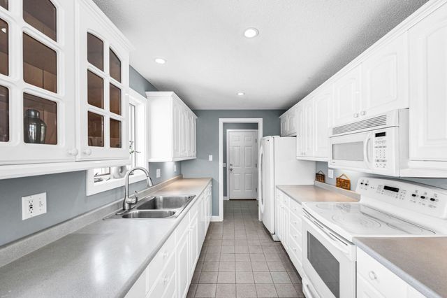 118 Berkshire Ave, Southwick, MA 01077